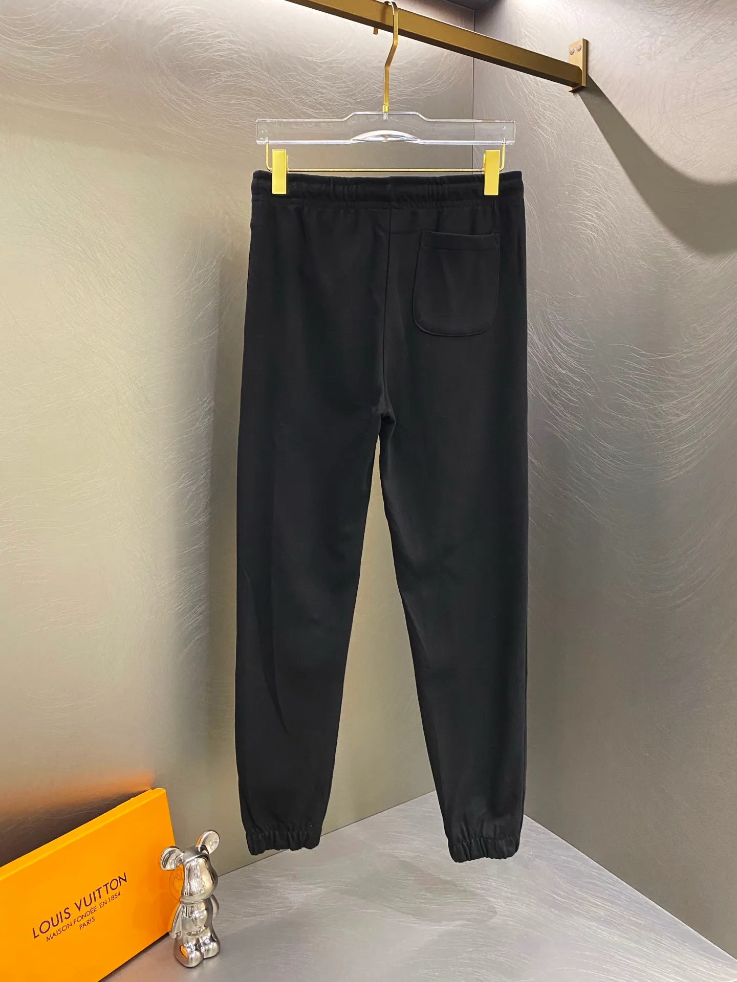 P260 Ralph Lauren/POLO 2025 spring classic embroidered terry solid color sweatpants.           The most high-end exclusive launch in the market! Hot sales online! Embroidered casual terry sweatpants! The upper body is extremely soft and comfortable! The texture, washability, and durability all have a high quality level! Perfect for the season! A cost-effective product that can be used by both men and women! Needless to say, the quality of these amazing pants can be easily worn by both young and old! The first choice for versatile pants for sports and fitness. Casual and everyday, the highlight is the three-dimensional logo embroidery. A simple brand that follows fashion trends. Purely manual measurement, there is an error of 1-2 cm Color: Black Navy Size: M-XXL M: Length 106 Waist 66 Hips 94 Foot 30 L: Length 107 Waist 69 Hips 98 Foot 32 Sleeves and hips: 104, Feet: 36